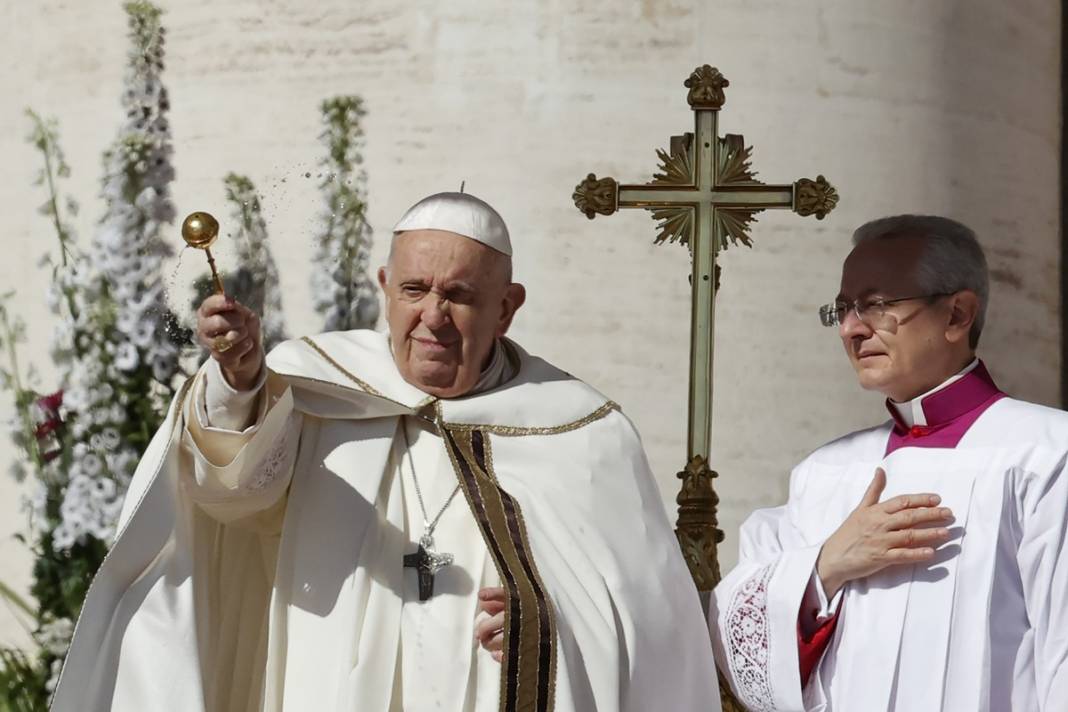 Papa, gençlerin ayaklarını yıkayıp öptü! Bakın neden... 17